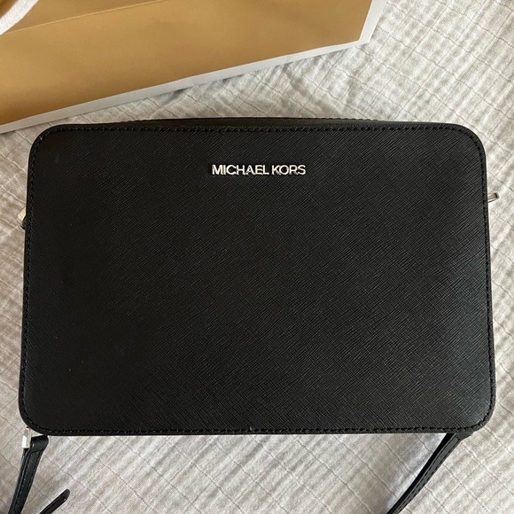 Michael Kors Black Jet Set Crossbody - Picture 2 of 6